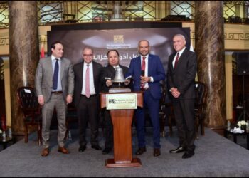 وزير المالية ورئيسا الرقابة المالية والبورصة ونائب محافظ البنك المركزي يفتتحون جلسة التداول