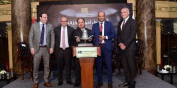 وزير المالية ورئيسا الرقابة المالية والبورصة ونائب محافظ البنك المركزي يفتتحون جلسة التداول