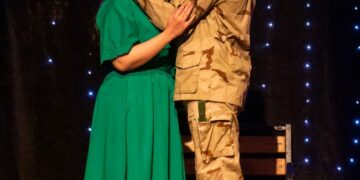 د. غادة جبارة تشهد عرض مسرحية ” البندقية ” بمسرح علي فهمي