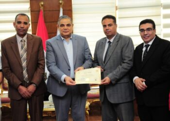 رئيس جامعة كفر الشيخ يسلم شهادة اعتماد برنامج اللغة الانجليزية بكلية الاداب من الهيئة القومية لضمان جودة التعليم والاعتماد لاعضاء هيئة التدريس بالكلية