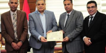 رئيس جامعة كفر الشيخ يسلم شهادة اعتماد برنامج اللغة الانجليزية بكلية الاداب من الهيئة القومية لضمان جودة التعليم والاعتماد لاعضاء هيئة التدريس بالكلية