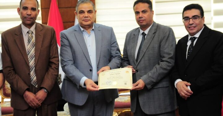 رئيس جامعة كفر الشيخ يسلم شهادة اعتماد برنامج اللغة الانجليزية بكلية الاداب من الهيئة القومية لضمان جودة التعليم والاعتماد لاعضاء هيئة التدريس بالكلية