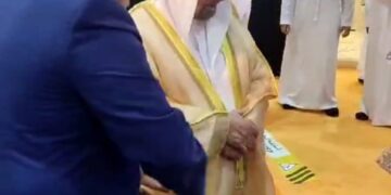 القاسمي يتفقد جناحي هيئة الكتاب ودار الكتب بمعرض الشارقة الدولي للكتاب ويشيد بالمشاركة المصرية