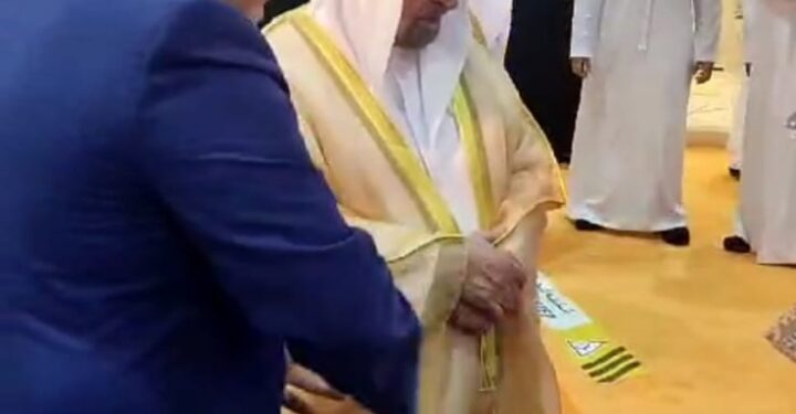 القاسمي يتفقد جناحي هيئة الكتاب ودار الكتب بمعرض الشارقة الدولي للكتاب ويشيد بالمشاركة المصرية