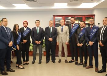 اسرة طلاب من أجل مصر تقدم التهنئة لرئيس جامعة عين شمس