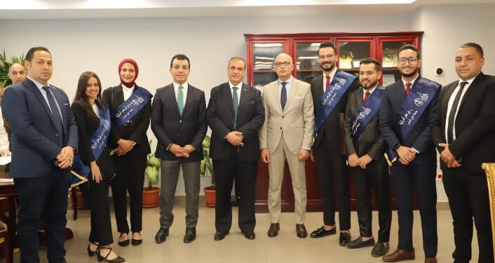 اسرة طلاب من أجل مصر تقدم التهنئة لرئيس جامعة عين شمس
