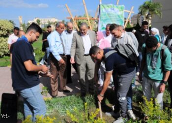 ختام فعاليات الأسبوع البيئي بجامعة كفر الشيخ بحملات تشجير وندوات للتوعية وحفل ختامي لتكريم المتميزين  كتب – محمود الهندي   اختتمت بجامعة كفر الشيخ فعاليات الاسبوع البيئي لكليات الجامعة الذي نظمته قطاع خدمة المجتمع وتنمية البيئة، فى الفترة من 5 حتى 9 نوفمبر الجارى، برعاية الدكتور أيمن عاشور وزير التعليم العالى والبحث العلمى، والدكتور عبدالرازق دسوقي رئيس جامعة كفر الشيخ، واشراف الدكتور اماني شاكر نائب رئيس الجامعة لشئون خدمة المجتمع وتنمية البيئة  .   حيث شارك الدكتور عبد الرازق دسوقي رئيس جامعة كفر الشيخ، في فعاليات حملة التشجير بمقر الجامعة، التي جرى تنفيذها ضمن المبادرة الرئاسية 100 مليون شجرة، في ختام فعاليات الاسبوع، وقال رئيس الجامعة إن حملة التشجير تهدف لتعزيز الجهود الرامية للحفاظ على البيئة والغطاء الأخضر، وأيضًا لدعم وتطوير عملية التخطيط وإدارة المساحات الخضراء داخل المحيط الجامعي، ولإضفاء الصورة الجمالية على الطرقات وشوارع الجامعة  .   وفي ختام فعاليات الاسبوع البيئي لكليات جامعة كفر الشيخ، نظمت كليات “العلوم، الزراعة، التمريض، الذكاء الاصنطناعي” بالجامعة، ندوات تثقيفية ضمن فعاليات الأسبوع البيئي، وقد تناولت هذه الندوات، تكنولوجيا المعلومات فى خدمة المجتمع “الواقع والمأمول” لتحقيق اهداف التنمية المستدامة، أخطار المبيدات الكيميائية على البشر، الاسعافات الاولية، كما نظمت كلية الحاسبات والمعلومات ندوة عن دور الجامعة فى خدمة المجتمع وتنمية البيئة، حاضرها الدكتور رضا صالح نائب رئيس الجامعة السابق لشئون خدمة المجتمع وتنمية البيئة، وفِي نهاية الندوات تمت الإجابة عن كافة تساؤلات الطلاب واستفساراتهم حول موضوع الندوات، وحضر فعاليات هذه الندوات كوكبة من أعضاء هيئة التدريس والهيئة المعاونة وحشد من طلاب كليات الجامعة  .   وفي القطاع الطبي، نظمت كلية التمريض، حمله  للكشف عن  مرض السكر وضغط الدم المرتفع والسمنه والنحافه وقياس الطول والوزن، ضمن فعاليات الأسبوع البيئي لجامعة كفر الشيخ بخيمه الجواله امام الكليه، لكل اعضاء هيئة التدريس والهيئة المعاونة وجميع العاملين وطلبة الجامعة، تحت اشراف الدكتور صباح ابو الفتوح عميد كلية التمريض، والدكتور نجوي جوده وكيل الكلية لشئون خدمة المجتمع وتنمية البيئة  .   وأخيراً إنتهت فعاليات الاسبوع البيئي لكليات جامعة كفر الشيخ بحفل ختامي، حيث شهد الدكتور عبد الرازق دسوقي رئيس جامعة كفر الشيخ حفل الختام بكلية الحاسبات والمعلومات، بحضور الدكتور اسماعيل القن نائب رئيس الجامعة للدراسات العليا والبحوث، والدكتور اماني شاكر نائب رئيس الجامعة لشئون خدمة المجتمع وتنمية البيئة، والدكتور اسامة ابو سعدة عميد كلية الحاسبات والمعلومات، والدكتور رشدي العدوي منسق عام الانشطة الطلابية، والدكتور على أبوشوشة نائب رئيس الجامعة الاسبق لشئون خدمة المجتمع وتنمية البيئة، وعمداء ووكلاء كليات الجامعة، ولفيف من أعضاء هيئة التدريس والهئية المعاونة والعاملين وطلبة الجامعة  .   وخلال كلمته، أكد الدكتور عبد الرازق دسوقي رئيس جامعة كفر الشيخ، ان الجامعة تقوم بدور كبير في تنمية الاقليم المحيط من خلال اطلاق القوافل والندوات وحملات التوعية في مختلف المجالات، مضيفاً انه يجب علينا بذل المزيد من الجهد والعرق لإحداث التطوير الشامل الذي تحتاجه مصر في الوقت الراهن، مؤكداً علي دور الجامعة في المساهمة في المشروعات التي تخدم الوطن، مشيراً الى أهمية مثل هذه الفعاليات في تحقيق المشاركة المجتمعية وتنمية قدرات الشباب وتطوير مهاراتهم بما يتوافق مع متطلبات سوق العمل  .   كما أعرب رئيس جامعة كفر الشيخ، عن بالغ سعادته وفخره بما حققه الأسبوع البيئي من النجاح فى كافة الفعاليات التى تم تنفيذها خلال هذا الاسبوع، مقدماً التهنئة لقطاع خدمة المجتمع وتنمية البيئة على النجاح الباهر للأسبوع البيئي، ومردوده على طلبة الجامعة، مؤكداً أن الأسبوع البيئي للجامعة شهد تلاحما وتنافسا بين كليات الجامعة من خلال تنظيم وعقد العديد من الفعاليات والزيارات والورش والندوات، موكداً أن العالم يمر بمرحلة خطرة من مراحل الحركة العالمية وتطور العالم، مشيرا إلى أنه يجب علينا كمصريين الوقوف خلف القيادة السياسية الرشيدة في بناء الجمهورية الجديدة، موضحا أن الأمم لا تُبنى إلا بسواعد شبابها  .   ومن جانبها توجهت الدكتور اماني شاكر نائب رئيس الجامعة لشئون خدمة المجتمع وتنمية البيئة، بالشكر لرئيس الجامعة ونواب رئيس الجامعة، وعمداء ووكلاء الكليات واللجنة المنظمة للأسبوع والطلبة المشاركين، على نجاح فعاليات الاسبوع البيئي الذي فاق التوقعات، واشتمل على العديد من الفعاليات المتنوعة مثل الندوات الثقافية والتوعوية والمعارض وقوافل طبية متنوعة وغيرها من الفعاليات التي تخدم المجتمع الجامعى  .   وفي الختام، كرم رئيس الجامعة والسادة النواب، أفضل كلية، وعدد من المنظمين وأعضاء هيئة التدريس والإداريين بالجامعة، وتم توزيع شهادات التقدير على الطلبة المشاركين والمتميزين خلال فعاليات الاسبوع  .