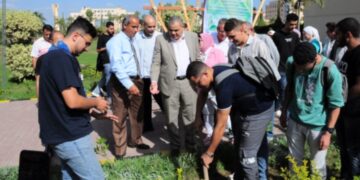 ختام فعاليات الأسبوع البيئي بجامعة كفر الشيخ بحملات تشجير وندوات للتوعية وحفل ختامي لتكريم المتميزين  كتب – محمود الهندي   اختتمت بجامعة كفر الشيخ فعاليات الاسبوع البيئي لكليات الجامعة الذي نظمته قطاع خدمة المجتمع وتنمية البيئة، فى الفترة من 5 حتى 9 نوفمبر الجارى، برعاية الدكتور أيمن عاشور وزير التعليم العالى والبحث العلمى، والدكتور عبدالرازق دسوقي رئيس جامعة كفر الشيخ، واشراف الدكتور اماني شاكر نائب رئيس الجامعة لشئون خدمة المجتمع وتنمية البيئة  .   حيث شارك الدكتور عبد الرازق دسوقي رئيس جامعة كفر الشيخ، في فعاليات حملة التشجير بمقر الجامعة، التي جرى تنفيذها ضمن المبادرة الرئاسية 100 مليون شجرة، في ختام فعاليات الاسبوع، وقال رئيس الجامعة إن حملة التشجير تهدف لتعزيز الجهود الرامية للحفاظ على البيئة والغطاء الأخضر، وأيضًا لدعم وتطوير عملية التخطيط وإدارة المساحات الخضراء داخل المحيط الجامعي، ولإضفاء الصورة الجمالية على الطرقات وشوارع الجامعة  .   وفي ختام فعاليات الاسبوع البيئي لكليات جامعة كفر الشيخ، نظمت كليات “العلوم، الزراعة، التمريض، الذكاء الاصنطناعي” بالجامعة، ندوات تثقيفية ضمن فعاليات الأسبوع البيئي، وقد تناولت هذه الندوات، تكنولوجيا المعلومات فى خدمة المجتمع “الواقع والمأمول” لتحقيق اهداف التنمية المستدامة، أخطار المبيدات الكيميائية على البشر، الاسعافات الاولية، كما نظمت كلية الحاسبات والمعلومات ندوة عن دور الجامعة فى خدمة المجتمع وتنمية البيئة، حاضرها الدكتور رضا صالح نائب رئيس الجامعة السابق لشئون خدمة المجتمع وتنمية البيئة، وفِي نهاية الندوات تمت الإجابة عن كافة تساؤلات الطلاب واستفساراتهم حول موضوع الندوات، وحضر فعاليات هذه الندوات كوكبة من أعضاء هيئة التدريس والهيئة المعاونة وحشد من طلاب كليات الجامعة  .   وفي القطاع الطبي، نظمت كلية التمريض، حمله  للكشف عن  مرض السكر وضغط الدم المرتفع والسمنه والنحافه وقياس الطول والوزن، ضمن فعاليات الأسبوع البيئي لجامعة كفر الشيخ بخيمه الجواله امام الكليه، لكل اعضاء هيئة التدريس والهيئة المعاونة وجميع العاملين وطلبة الجامعة، تحت اشراف الدكتور صباح ابو الفتوح عميد كلية التمريض، والدكتور نجوي جوده وكيل الكلية لشئون خدمة المجتمع وتنمية البيئة  .   وأخيراً إنتهت فعاليات الاسبوع البيئي لكليات جامعة كفر الشيخ بحفل ختامي، حيث شهد الدكتور عبد الرازق دسوقي رئيس جامعة كفر الشيخ حفل الختام بكلية الحاسبات والمعلومات، بحضور الدكتور اسماعيل القن نائب رئيس الجامعة للدراسات العليا والبحوث، والدكتور اماني شاكر نائب رئيس الجامعة لشئون خدمة المجتمع وتنمية البيئة، والدكتور اسامة ابو سعدة عميد كلية الحاسبات والمعلومات، والدكتور رشدي العدوي منسق عام الانشطة الطلابية، والدكتور على أبوشوشة نائب رئيس الجامعة الاسبق لشئون خدمة المجتمع وتنمية البيئة، وعمداء ووكلاء كليات الجامعة، ولفيف من أعضاء هيئة التدريس والهئية المعاونة والعاملين وطلبة الجامعة  .   وخلال كلمته، أكد الدكتور عبد الرازق دسوقي رئيس جامعة كفر الشيخ، ان الجامعة تقوم بدور كبير في تنمية الاقليم المحيط من خلال اطلاق القوافل والندوات وحملات التوعية في مختلف المجالات، مضيفاً انه يجب علينا بذل المزيد من الجهد والعرق لإحداث التطوير الشامل الذي تحتاجه مصر في الوقت الراهن، مؤكداً علي دور الجامعة في المساهمة في المشروعات التي تخدم الوطن، مشيراً الى أهمية مثل هذه الفعاليات في تحقيق المشاركة المجتمعية وتنمية قدرات الشباب وتطوير مهاراتهم بما يتوافق مع متطلبات سوق العمل  .   كما أعرب رئيس جامعة كفر الشيخ، عن بالغ سعادته وفخره بما حققه الأسبوع البيئي من النجاح فى كافة الفعاليات التى تم تنفيذها خلال هذا الاسبوع، مقدماً التهنئة لقطاع خدمة المجتمع وتنمية البيئة على النجاح الباهر للأسبوع البيئي، ومردوده على طلبة الجامعة، مؤكداً أن الأسبوع البيئي للجامعة شهد تلاحما وتنافسا بين كليات الجامعة من خلال تنظيم وعقد العديد من الفعاليات والزيارات والورش والندوات، موكداً أن العالم يمر بمرحلة خطرة من مراحل الحركة العالمية وتطور العالم، مشيرا إلى أنه يجب علينا كمصريين الوقوف خلف القيادة السياسية الرشيدة في بناء الجمهورية الجديدة، موضحا أن الأمم لا تُبنى إلا بسواعد شبابها  .   ومن جانبها توجهت الدكتور اماني شاكر نائب رئيس الجامعة لشئون خدمة المجتمع وتنمية البيئة، بالشكر لرئيس الجامعة ونواب رئيس الجامعة، وعمداء ووكلاء الكليات واللجنة المنظمة للأسبوع والطلبة المشاركين، على نجاح فعاليات الاسبوع البيئي الذي فاق التوقعات، واشتمل على العديد من الفعاليات المتنوعة مثل الندوات الثقافية والتوعوية والمعارض وقوافل طبية متنوعة وغيرها من الفعاليات التي تخدم المجتمع الجامعى  .   وفي الختام، كرم رئيس الجامعة والسادة النواب، أفضل كلية، وعدد من المنظمين وأعضاء هيئة التدريس والإداريين بالجامعة، وتم توزيع شهادات التقدير على الطلبة المشاركين والمتميزين خلال فعاليات الاسبوع  .