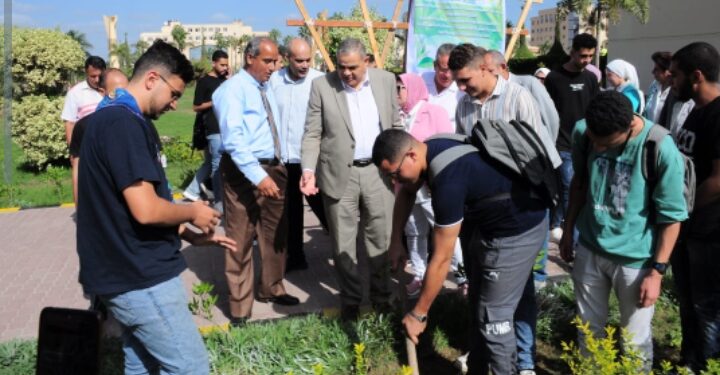 ختام فعاليات الأسبوع البيئي بجامعة كفر الشيخ بحملات تشجير وندوات للتوعية وحفل ختامي لتكريم المتميزين  كتب – محمود الهندي   اختتمت بجامعة كفر الشيخ فعاليات الاسبوع البيئي لكليات الجامعة الذي نظمته قطاع خدمة المجتمع وتنمية البيئة، فى الفترة من 5 حتى 9 نوفمبر الجارى، برعاية الدكتور أيمن عاشور وزير التعليم العالى والبحث العلمى، والدكتور عبدالرازق دسوقي رئيس جامعة كفر الشيخ، واشراف الدكتور اماني شاكر نائب رئيس الجامعة لشئون خدمة المجتمع وتنمية البيئة  .   حيث شارك الدكتور عبد الرازق دسوقي رئيس جامعة كفر الشيخ، في فعاليات حملة التشجير بمقر الجامعة، التي جرى تنفيذها ضمن المبادرة الرئاسية 100 مليون شجرة، في ختام فعاليات الاسبوع، وقال رئيس الجامعة إن حملة التشجير تهدف لتعزيز الجهود الرامية للحفاظ على البيئة والغطاء الأخضر، وأيضًا لدعم وتطوير عملية التخطيط وإدارة المساحات الخضراء داخل المحيط الجامعي، ولإضفاء الصورة الجمالية على الطرقات وشوارع الجامعة  .   وفي ختام فعاليات الاسبوع البيئي لكليات جامعة كفر الشيخ، نظمت كليات “العلوم، الزراعة، التمريض، الذكاء الاصنطناعي” بالجامعة، ندوات تثقيفية ضمن فعاليات الأسبوع البيئي، وقد تناولت هذه الندوات، تكنولوجيا المعلومات فى خدمة المجتمع “الواقع والمأمول” لتحقيق اهداف التنمية المستدامة، أخطار المبيدات الكيميائية على البشر، الاسعافات الاولية، كما نظمت كلية الحاسبات والمعلومات ندوة عن دور الجامعة فى خدمة المجتمع وتنمية البيئة، حاضرها الدكتور رضا صالح نائب رئيس الجامعة السابق لشئون خدمة المجتمع وتنمية البيئة، وفِي نهاية الندوات تمت الإجابة عن كافة تساؤلات الطلاب واستفساراتهم حول موضوع الندوات، وحضر فعاليات هذه الندوات كوكبة من أعضاء هيئة التدريس والهيئة المعاونة وحشد من طلاب كليات الجامعة  .   وفي القطاع الطبي، نظمت كلية التمريض، حمله  للكشف عن  مرض السكر وضغط الدم المرتفع والسمنه والنحافه وقياس الطول والوزن، ضمن فعاليات الأسبوع البيئي لجامعة كفر الشيخ بخيمه الجواله امام الكليه، لكل اعضاء هيئة التدريس والهيئة المعاونة وجميع العاملين وطلبة الجامعة، تحت اشراف الدكتور صباح ابو الفتوح عميد كلية التمريض، والدكتور نجوي جوده وكيل الكلية لشئون خدمة المجتمع وتنمية البيئة  .   وأخيراً إنتهت فعاليات الاسبوع البيئي لكليات جامعة كفر الشيخ بحفل ختامي، حيث شهد الدكتور عبد الرازق دسوقي رئيس جامعة كفر الشيخ حفل الختام بكلية الحاسبات والمعلومات، بحضور الدكتور اسماعيل القن نائب رئيس الجامعة للدراسات العليا والبحوث، والدكتور اماني شاكر نائب رئيس الجامعة لشئون خدمة المجتمع وتنمية البيئة، والدكتور اسامة ابو سعدة عميد كلية الحاسبات والمعلومات، والدكتور رشدي العدوي منسق عام الانشطة الطلابية، والدكتور على أبوشوشة نائب رئيس الجامعة الاسبق لشئون خدمة المجتمع وتنمية البيئة، وعمداء ووكلاء كليات الجامعة، ولفيف من أعضاء هيئة التدريس والهئية المعاونة والعاملين وطلبة الجامعة  .   وخلال كلمته، أكد الدكتور عبد الرازق دسوقي رئيس جامعة كفر الشيخ، ان الجامعة تقوم بدور كبير في تنمية الاقليم المحيط من خلال اطلاق القوافل والندوات وحملات التوعية في مختلف المجالات، مضيفاً انه يجب علينا بذل المزيد من الجهد والعرق لإحداث التطوير الشامل الذي تحتاجه مصر في الوقت الراهن، مؤكداً علي دور الجامعة في المساهمة في المشروعات التي تخدم الوطن، مشيراً الى أهمية مثل هذه الفعاليات في تحقيق المشاركة المجتمعية وتنمية قدرات الشباب وتطوير مهاراتهم بما يتوافق مع متطلبات سوق العمل  .   كما أعرب رئيس جامعة كفر الشيخ، عن بالغ سعادته وفخره بما حققه الأسبوع البيئي من النجاح فى كافة الفعاليات التى تم تنفيذها خلال هذا الاسبوع، مقدماً التهنئة لقطاع خدمة المجتمع وتنمية البيئة على النجاح الباهر للأسبوع البيئي، ومردوده على طلبة الجامعة، مؤكداً أن الأسبوع البيئي للجامعة شهد تلاحما وتنافسا بين كليات الجامعة من خلال تنظيم وعقد العديد من الفعاليات والزيارات والورش والندوات، موكداً أن العالم يمر بمرحلة خطرة من مراحل الحركة العالمية وتطور العالم، مشيرا إلى أنه يجب علينا كمصريين الوقوف خلف القيادة السياسية الرشيدة في بناء الجمهورية الجديدة، موضحا أن الأمم لا تُبنى إلا بسواعد شبابها  .   ومن جانبها توجهت الدكتور اماني شاكر نائب رئيس الجامعة لشئون خدمة المجتمع وتنمية البيئة، بالشكر لرئيس الجامعة ونواب رئيس الجامعة، وعمداء ووكلاء الكليات واللجنة المنظمة للأسبوع والطلبة المشاركين، على نجاح فعاليات الاسبوع البيئي الذي فاق التوقعات، واشتمل على العديد من الفعاليات المتنوعة مثل الندوات الثقافية والتوعوية والمعارض وقوافل طبية متنوعة وغيرها من الفعاليات التي تخدم المجتمع الجامعى  .   وفي الختام، كرم رئيس الجامعة والسادة النواب، أفضل كلية، وعدد من المنظمين وأعضاء هيئة التدريس والإداريين بالجامعة، وتم توزيع شهادات التقدير على الطلبة المشاركين والمتميزين خلال فعاليات الاسبوع  .