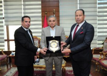 رئيس جامعة كفر الشيخ يكرم شعبان الخطيب رئيس اللجنه المنظمه لبطوله كأس العالم لرفع الاثقال لذوي الاحتياجات الخاصة