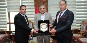 رئيس جامعة كفر الشيخ يكرم شعبان الخطيب رئيس اللجنه المنظمه لبطوله كأس العالم لرفع الاثقال لذوي الاحتياجات الخاصة