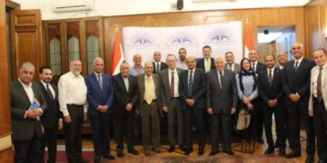 رئيس البورصة المصرية يستعرض مزايا القيد والاستثمار في البورصة ويبحث مع قيادات الجمعية مجالات التعاون المشت