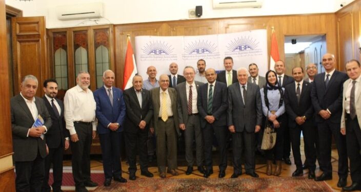 رئيس البورصة المصرية يستعرض مزايا القيد والاستثمار في البورصة ويبحث مع قيادات الجمعية مجالات التعاون المشت