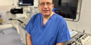 الإمام الأكبر يهنئ الطبيب الأزهري هاني عتيبة ‏أول مصري وعربي يرأس الكلية الملكية للأطباء والجراحين ‏بجلاسكو‏