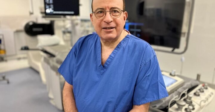 الإمام الأكبر يهنئ الطبيب الأزهري هاني عتيبة أول مصري وعربي يرأس الكلية الملكية للأطباء والجراحين بجلاسكو