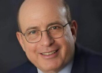 الدكتور سلامة داود يهنئ الدكتور هاني عتيبة ابن كلية طب بنين الأزهر بالقاهرة لانتخابه رئيسًا للكلية الملكية للأطباء في بريطانيا