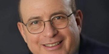 الدكتور سلامة داود يهنئ الدكتور هاني عتيبة ابن كلية طب بنين الأزهر بالقاهرة لانتخابه رئيسًا للكلية الملكية للأطباء في بريطانيا