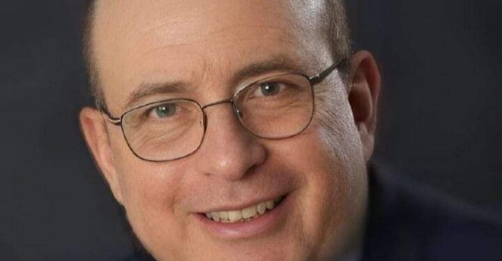 الدكتور سلامة داود يهنئ الدكتور هاني عتيبة ابن كلية طب بنين الأزهر بالقاهرة لانتخابه رئيسًا للكلية الملكية للأطباء في بريطانيا