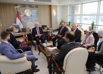 وزير التعليم العالي يستعرض تقريرًا حول دعم أوجه التعاون بين الجامعات التكنولوجية والمكتب الثقافي المصري في لندن