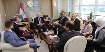 وزير التعليم العالي يستعرض تقريرًا حول دعم أوجه التعاون بين الجامعات التكنولوجية والمكتب الثقافي المصري في لندن