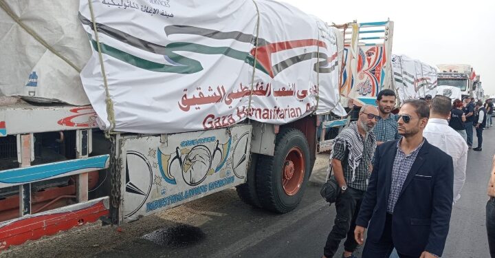 التموين ترسل 6 شاحنات محملة بـ 5400 بطانية و600 مرتبة إلى الأشقاء في غزة