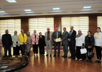 رئيس جامعة كفر الشيخ يسلم شهادة اعتماد برنامج علم الاجتماع بكلية الاداب من الهيئة القومية لضمان جودة التعليم