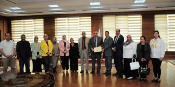 رئيس جامعة كفر الشيخ يسلم شهادة اعتماد برنامج علم الاجتماع بكلية الاداب من الهيئة القومية لضمان جودة التعليم