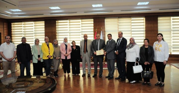 رئيس جامعة كفر الشيخ يسلم شهادة اعتماد برنامج علم الاجتماع بكلية الاداب من الهيئة القومية لضمان جودة التعليم