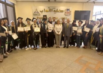 عميدة كلية الآداب بجامعة عين شمس تكرم أوائل الخريجين لدفعتى 2022 – 2023م