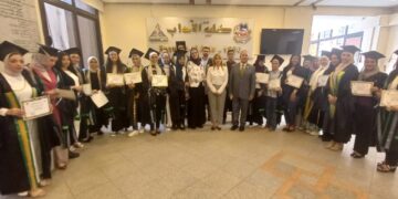 عميدة كلية الآداب بجامعة عين شمس تكرم أوائل الخريجين لدفعتى 2022 – 2023م