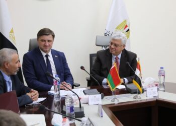 وزير التعليم العالي يبحث آليات التعاون العلمي والتكنولوجي مع وزير التجارة البيلاروسي