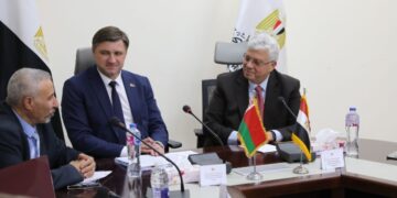 وزير التعليم العالي يبحث آليات التعاون العلمي والتكنولوجي مع وزير التجارة البيلاروسي