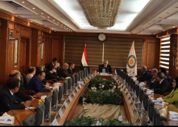 وزير التعليم العالي يستعرض تقريرًا حول الاجتماع الدوري للمجلس الأعلى لشئون خدمة المجتمع وتنمية البيئة