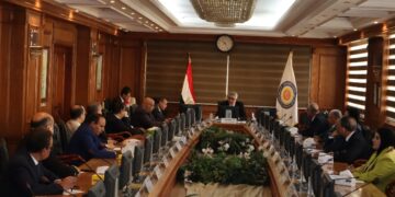 وزير التعليم العالي يستعرض تقريرًا حول الاجتماع الدوري للمجلس الأعلى لشئون خدمة المجتمع وتنمية البيئة