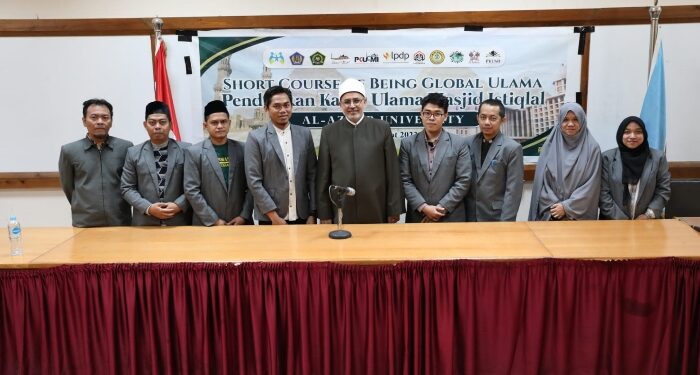 رئيس جامعة الأزهر يحاضر حول فنيات البحث العلمي للباحثين الوافدين من إندونيسيا