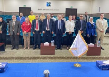 جامعة برج العرب التكنولوجية توقع بروتوكول تعاون مع جامعة العقبة للتكنولوجيا بالمملكة الأردنية الهاشمية  كتب – محمود الهندي   برعاية د. أيمن عاشور وزير التعليم العالي والبحث العلمي، وتنفيذًا لتحقيق مبادئ وأهداف الاستراتيجية الوطنية للتعليم العالي والبحث العلمي، وقعت جامعة برج العرب التكنولوجية بروتوكول تعاون مُشترك مع جامعة العقبة للتكنولوجيا بالمملكة الأردنية الهاشمية؛ بهدف إعداد برامج دراسية مشتركة بين الجامعتين في مجالات تكنولوجيا العلوم الصحية لإعداد خريج قادرين على تلبية مُتطلبات سوق العمل العربي  .   وقع بروتوكول التعاون، د. محمد مرسي الجوهري، رئيس جامعة برج العرب التكنولوجية، ود. محمد حسن الوشاح، رئيس جامعة العقبة للتكنولوجيا بالمملكة الأردنية الهاشمية .  ويهدف البرتوكول إلى تنفيذ استراتيجية الجامعة لتدويل البرامج الحالية وعمل برامج مُزدوجة بين الجانبين لتأهيل الطلاب عمليًا وفنيًا لسوق العمل العربي، وكذلك تبادل الخبرات بين أعضاء هيئة التدريس في مجالات تكنولوجيا العلوم الصحية، بالإضافة إلى المشروعات البحثية المشتركة بين الطرفين  .   وأشار د. الجوهري إلى أن مجالات التعاون ستشمل المشاركة بين الطرفين في مختلف التخصصات المتوفرة لدى الجامعتين، كما يمكن للطرفين إضافة تخصصات وبرامج مشتركة بما يُحقق الاستفادة الكافية للارتقاء بنظام التعليم بالجامعتين إلى مستوى عالمي؛ لتأهيل الطلاب للعمل المهني وتنمية مهاراتهم وتأهيلهم لسوق العمل، وإعداد خريجين مُتخصصين مُزودين بالمعارف والمهارات، إلى جانب التطوير المهني والعلمي لعضو هيئة التدريس من كلا الجامعتين وتزويده بالجديد من المعرفة لمواكبة التطور  .   وأوضح د. الجوهري أن مجالات التعاون تشمل أيضًا الدعم التربوي وتبادل الخبرات والمعلومات حول المناهج الدراسية ومنهجية التدريس والتقنيات المُطبقة على العملية التعليمية بحسب التخصصات المتوفرة في كلا الجامعتين، لاسيما تبادل الخبرات التقنية في تجهيز المؤسسات والمشاركة في وضع البرامج الدراسية والإشراف على عملية التدريس ومتابعة العملية التعليمية، بالإضافة إلى تنظيم وعقد المؤتمرات المحلية والدولية والمشاركة الاجتماعية، وتنظيم ورش عمل بالتنسيق مع الطرفين  .   ومن جانبه، أكد د. محمد حسن الوشاح، رئيس جامعة العقبة للتكنولوجيا حرص الجامعة على التعاون المُشترك والاستفادة من الطاقات البشرية، والتجارب البحثية والعملية لدى الجانبين، بالإضافة إلى عمل اتفاقيات في مجال العلوم والتكنولوجيا والابتكار وعمل استراتيجيات لإدخال أساليب مُبتكرة في التعليم لمواكبة المُستجدات العالمية في طرق وأساليب التدريس الحديثة  .   وأوضح د. أسامة رستم ماضي، رئيس هيئة مديري شركة العقبة للتعليم، أن توقيع البرتوكول جاء في إطار أهمية الدور البحثي والأكاديمي والخدمي للجامعتين وكذلك توطين التعليم التكنولوجي، معربًا عن اهتمام الجامعة بإنشاء درجات علمية مزدوجة وكذلك التبادل العلمي والبحثي بين أعضاء هيئه التدريس من الجانبين .  ومن جانبها أوضحت د. رانيا الشرقاوي، عميدة كلية تكنولوجيا العلوم الصحية بجامعة برج العرب التكنولوجية، أنه تم توقيع البروتوكول بين جامعة برج العرب التكنولوجية متمثلة في كلية تكنولوجيا العلوم الصحية وجامعة العقبة للتكنولوجيا، بهدف إنشاء درجة علمية لتأهيل الخريجين للعمل في سوق العمل المحلي والإقليمي والدولي  .   شهد فاعليات توقيع البروتوكول، د. أحمد الصباغ مستشار وزير التعليم العالي والبحث العلمي للتعليم الفني والتكنولوجي، “أونلاين”، ود. عبير قاسم نائب رئيس جامعة برج العرب التكنولوجية لشؤن التعليم والطلاب، ود. إبراهيم الفحام عميد كلية تكنولوجيا الصناعة والطاقة، ود. أمين كمال عمار وكيل كلية تكنولوجيا الصناعة والطاقة، ود. رشا علي يقوت وكيل كلية تكنولوجيا العلوم الصحية، ود. إيمان حسن السيد مدرس بكلية تكنولوجيا العلوم الصحية ونائب رئيس لجنة التدويل، وعدد من أعضاء هيئة التدريس والهيئة المعاونة والاداريين بالجامعة  .