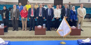 جامعة برج العرب التكنولوجية توقع بروتوكول تعاون مع جامعة العقبة للتكنولوجيا بالمملكة الأردنية الهاشمية  كتب – محمود الهندي   برعاية د. أيمن عاشور وزير التعليم العالي والبحث العلمي، وتنفيذًا لتحقيق مبادئ وأهداف الاستراتيجية الوطنية للتعليم العالي والبحث العلمي، وقعت جامعة برج العرب التكنولوجية بروتوكول تعاون مُشترك مع جامعة العقبة للتكنولوجيا بالمملكة الأردنية الهاشمية؛ بهدف إعداد برامج دراسية مشتركة بين الجامعتين في مجالات تكنولوجيا العلوم الصحية لإعداد خريج قادرين على تلبية مُتطلبات سوق العمل العربي  .   وقع بروتوكول التعاون، د. محمد مرسي الجوهري، رئيس جامعة برج العرب التكنولوجية، ود. محمد حسن الوشاح، رئيس جامعة العقبة للتكنولوجيا بالمملكة الأردنية الهاشمية .  ويهدف البرتوكول إلى تنفيذ استراتيجية الجامعة لتدويل البرامج الحالية وعمل برامج مُزدوجة بين الجانبين لتأهيل الطلاب عمليًا وفنيًا لسوق العمل العربي، وكذلك تبادل الخبرات بين أعضاء هيئة التدريس في مجالات تكنولوجيا العلوم الصحية، بالإضافة إلى المشروعات البحثية المشتركة بين الطرفين  .   وأشار د. الجوهري إلى أن مجالات التعاون ستشمل المشاركة بين الطرفين في مختلف التخصصات المتوفرة لدى الجامعتين، كما يمكن للطرفين إضافة تخصصات وبرامج مشتركة بما يُحقق الاستفادة الكافية للارتقاء بنظام التعليم بالجامعتين إلى مستوى عالمي؛ لتأهيل الطلاب للعمل المهني وتنمية مهاراتهم وتأهيلهم لسوق العمل، وإعداد خريجين مُتخصصين مُزودين بالمعارف والمهارات، إلى جانب التطوير المهني والعلمي لعضو هيئة التدريس من كلا الجامعتين وتزويده بالجديد من المعرفة لمواكبة التطور  .   وأوضح د. الجوهري أن مجالات التعاون تشمل أيضًا الدعم التربوي وتبادل الخبرات والمعلومات حول المناهج الدراسية ومنهجية التدريس والتقنيات المُطبقة على العملية التعليمية بحسب التخصصات المتوفرة في كلا الجامعتين، لاسيما تبادل الخبرات التقنية في تجهيز المؤسسات والمشاركة في وضع البرامج الدراسية والإشراف على عملية التدريس ومتابعة العملية التعليمية، بالإضافة إلى تنظيم وعقد المؤتمرات المحلية والدولية والمشاركة الاجتماعية، وتنظيم ورش عمل بالتنسيق مع الطرفين  .   ومن جانبه، أكد د. محمد حسن الوشاح، رئيس جامعة العقبة للتكنولوجيا حرص الجامعة على التعاون المُشترك والاستفادة من الطاقات البشرية، والتجارب البحثية والعملية لدى الجانبين، بالإضافة إلى عمل اتفاقيات في مجال العلوم والتكنولوجيا والابتكار وعمل استراتيجيات لإدخال أساليب مُبتكرة في التعليم لمواكبة المُستجدات العالمية في طرق وأساليب التدريس الحديثة  .   وأوضح د. أسامة رستم ماضي، رئيس هيئة مديري شركة العقبة للتعليم، أن توقيع البرتوكول جاء في إطار أهمية الدور البحثي والأكاديمي والخدمي للجامعتين وكذلك توطين التعليم التكنولوجي، معربًا عن اهتمام الجامعة بإنشاء درجات علمية مزدوجة وكذلك التبادل العلمي والبحثي بين أعضاء هيئه التدريس من الجانبين .  ومن جانبها أوضحت د. رانيا الشرقاوي، عميدة كلية تكنولوجيا العلوم الصحية بجامعة برج العرب التكنولوجية، أنه تم توقيع البروتوكول بين جامعة برج العرب التكنولوجية متمثلة في كلية تكنولوجيا العلوم الصحية وجامعة العقبة للتكنولوجيا، بهدف إنشاء درجة علمية لتأهيل الخريجين للعمل في سوق العمل المحلي والإقليمي والدولي  .   شهد فاعليات توقيع البروتوكول، د. أحمد الصباغ مستشار وزير التعليم العالي والبحث العلمي للتعليم الفني والتكنولوجي، “أونلاين”، ود. عبير قاسم نائب رئيس جامعة برج العرب التكنولوجية لشؤن التعليم والطلاب، ود. إبراهيم الفحام عميد كلية تكنولوجيا الصناعة والطاقة، ود. أمين كمال عمار وكيل كلية تكنولوجيا الصناعة والطاقة، ود. رشا علي يقوت وكيل كلية تكنولوجيا العلوم الصحية، ود. إيمان حسن السيد مدرس بكلية تكنولوجيا العلوم الصحية ونائب رئيس لجنة التدويل، وعدد من أعضاء هيئة التدريس والهيئة المعاونة والاداريين بالجامعة  .