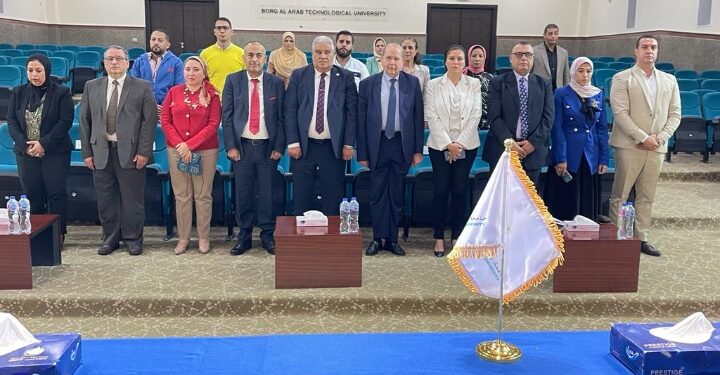 جامعة برج العرب التكنولوجية توقع بروتوكول تعاون مع جامعة العقبة للتكنولوجيا بالمملكة الأردنية الهاشمية  كتب – محمود الهندي   برعاية د. أيمن عاشور وزير التعليم العالي والبحث العلمي، وتنفيذًا لتحقيق مبادئ وأهداف الاستراتيجية الوطنية للتعليم العالي والبحث العلمي، وقعت جامعة برج العرب التكنولوجية بروتوكول تعاون مُشترك مع جامعة العقبة للتكنولوجيا بالمملكة الأردنية الهاشمية؛ بهدف إعداد برامج دراسية مشتركة بين الجامعتين في مجالات تكنولوجيا العلوم الصحية لإعداد خريج قادرين على تلبية مُتطلبات سوق العمل العربي  .   وقع بروتوكول التعاون، د. محمد مرسي الجوهري، رئيس جامعة برج العرب التكنولوجية، ود. محمد حسن الوشاح، رئيس جامعة العقبة للتكنولوجيا بالمملكة الأردنية الهاشمية .  ويهدف البرتوكول إلى تنفيذ استراتيجية الجامعة لتدويل البرامج الحالية وعمل برامج مُزدوجة بين الجانبين لتأهيل الطلاب عمليًا وفنيًا لسوق العمل العربي، وكذلك تبادل الخبرات بين أعضاء هيئة التدريس في مجالات تكنولوجيا العلوم الصحية، بالإضافة إلى المشروعات البحثية المشتركة بين الطرفين  .   وأشار د. الجوهري إلى أن مجالات التعاون ستشمل المشاركة بين الطرفين في مختلف التخصصات المتوفرة لدى الجامعتين، كما يمكن للطرفين إضافة تخصصات وبرامج مشتركة بما يُحقق الاستفادة الكافية للارتقاء بنظام التعليم بالجامعتين إلى مستوى عالمي؛ لتأهيل الطلاب للعمل المهني وتنمية مهاراتهم وتأهيلهم لسوق العمل، وإعداد خريجين مُتخصصين مُزودين بالمعارف والمهارات، إلى جانب التطوير المهني والعلمي لعضو هيئة التدريس من كلا الجامعتين وتزويده بالجديد من المعرفة لمواكبة التطور  .   وأوضح د. الجوهري أن مجالات التعاون تشمل أيضًا الدعم التربوي وتبادل الخبرات والمعلومات حول المناهج الدراسية ومنهجية التدريس والتقنيات المُطبقة على العملية التعليمية بحسب التخصصات المتوفرة في كلا الجامعتين، لاسيما تبادل الخبرات التقنية في تجهيز المؤسسات والمشاركة في وضع البرامج الدراسية والإشراف على عملية التدريس ومتابعة العملية التعليمية، بالإضافة إلى تنظيم وعقد المؤتمرات المحلية والدولية والمشاركة الاجتماعية، وتنظيم ورش عمل بالتنسيق مع الطرفين  .   ومن جانبه، أكد د. محمد حسن الوشاح، رئيس جامعة العقبة للتكنولوجيا حرص الجامعة على التعاون المُشترك والاستفادة من الطاقات البشرية، والتجارب البحثية والعملية لدى الجانبين، بالإضافة إلى عمل اتفاقيات في مجال العلوم والتكنولوجيا والابتكار وعمل استراتيجيات لإدخال أساليب مُبتكرة في التعليم لمواكبة المُستجدات العالمية في طرق وأساليب التدريس الحديثة  .   وأوضح د. أسامة رستم ماضي، رئيس هيئة مديري شركة العقبة للتعليم، أن توقيع البرتوكول جاء في إطار أهمية الدور البحثي والأكاديمي والخدمي للجامعتين وكذلك توطين التعليم التكنولوجي، معربًا عن اهتمام الجامعة بإنشاء درجات علمية مزدوجة وكذلك التبادل العلمي والبحثي بين أعضاء هيئه التدريس من الجانبين .  ومن جانبها أوضحت د. رانيا الشرقاوي، عميدة كلية تكنولوجيا العلوم الصحية بجامعة برج العرب التكنولوجية، أنه تم توقيع البروتوكول بين جامعة برج العرب التكنولوجية متمثلة في كلية تكنولوجيا العلوم الصحية وجامعة العقبة للتكنولوجيا، بهدف إنشاء درجة علمية لتأهيل الخريجين للعمل في سوق العمل المحلي والإقليمي والدولي  .   شهد فاعليات توقيع البروتوكول، د. أحمد الصباغ مستشار وزير التعليم العالي والبحث العلمي للتعليم الفني والتكنولوجي، “أونلاين”، ود. عبير قاسم نائب رئيس جامعة برج العرب التكنولوجية لشؤن التعليم والطلاب، ود. إبراهيم الفحام عميد كلية تكنولوجيا الصناعة والطاقة، ود. أمين كمال عمار وكيل كلية تكنولوجيا الصناعة والطاقة، ود. رشا علي يقوت وكيل كلية تكنولوجيا العلوم الصحية، ود. إيمان حسن السيد مدرس بكلية تكنولوجيا العلوم الصحية ونائب رئيس لجنة التدويل، وعدد من أعضاء هيئة التدريس والهيئة المعاونة والاداريين بالجامعة  .