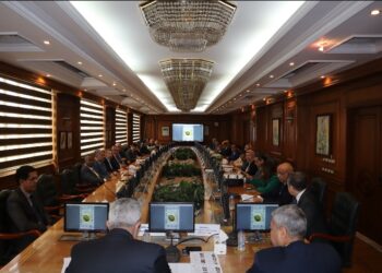 وزير التعليم العالي يستعرض تقريرًا حول الاجتماع الدوري للمجلس الأعلى لشئون الدراسات العليا والبحوث