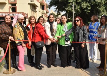 نائب رئيس جامعة عين شمس تفتتح “المعرض الخيري للملابس بالجامعة” بمشاركة أندية روتارى