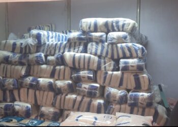 إقبالا شديد علي منافذ مبادرة خفض الأسعار  لشراء السلع الاساسية بمعرض المؤسسة بشبرا الخيمة