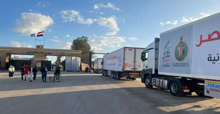 بتوجيهات شيخ الأزهر .. 40 شاحنة لبيت الزكاة تعبر ميناء رفح دعمًا لأهلنا في غزة