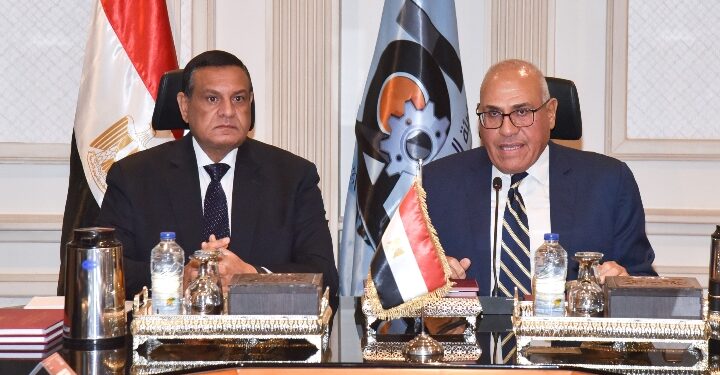 رئيس الهيئة العربية للتصنيع ووزير التنمية المحلية يتابعان الموقف التنفيذي لمشروعات البنية التحتية لمنظومة المخلفات بالمحافظات