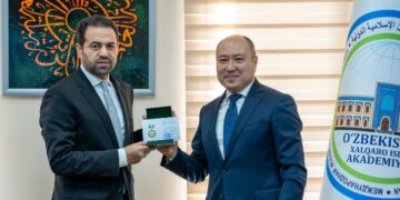 جمهورية أوزبكستان تُقلِّدُ الأمين العام لمجلس حكماء المسلمين “وسام التَّسامح الديني”
