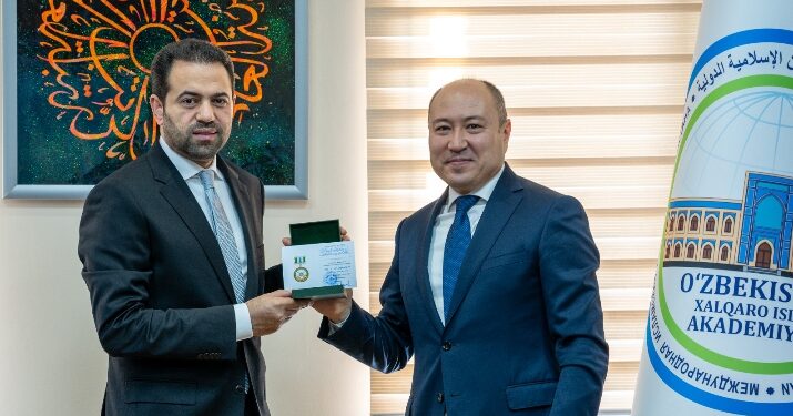 جمهورية أوزبكستان تُقلِّدُ الأمين العام لمجلس حكماء المسلمين “وسام التَّسامح الديني”