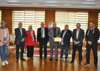 رئيس جامعة كفر الشيخ يسلم شهادة اعتماد كلية الطب البيطري من الهيئة القومية لضمان جودة التعليم والاعتماد لاعضاء هيئة التدريس بالكلية