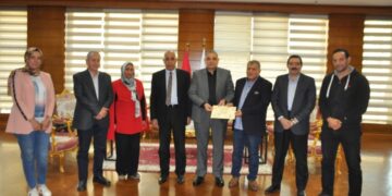 رئيس جامعة كفر الشيخ يسلم شهادة اعتماد كلية الطب البيطري من الهيئة القومية لضمان جودة التعليم والاعتماد لاعضاء هيئة التدريس بالكلية