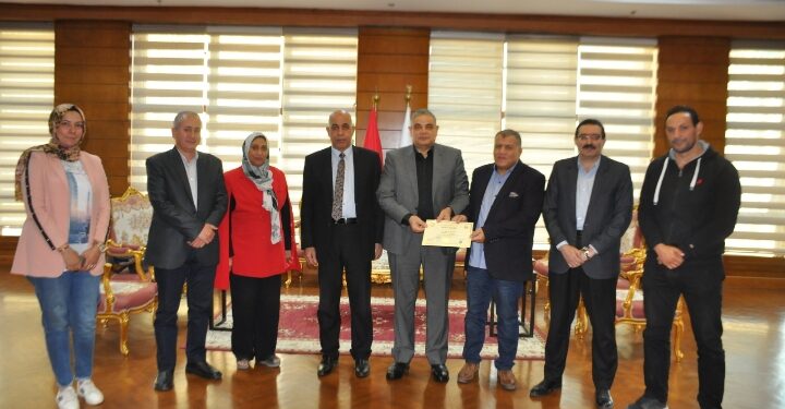 رئيس جامعة كفر الشيخ يسلم شهادة اعتماد كلية الطب البيطري من الهيئة القومية لضمان جودة التعليم والاعتماد لاعضاء هيئة التدريس بالكلية