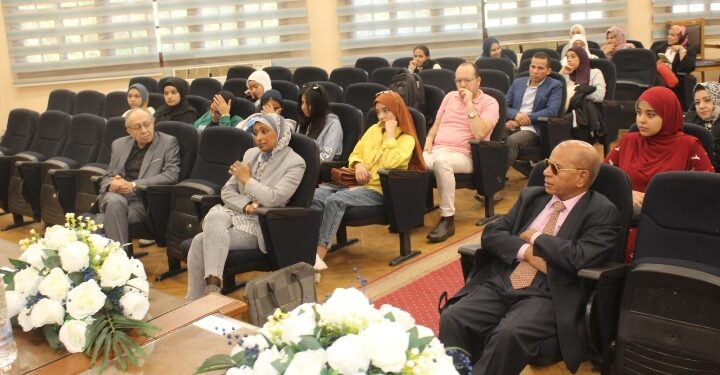 مكتب المنح والجوائز بجامعة عين شمس ينظم ندوة تعريفية بكلية الآداب