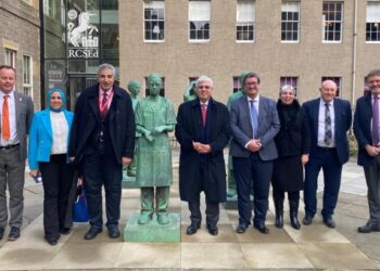 وزير التعليم العالي يبحث مع رئيس الكلية الملكية للجراحين بأدنبرة وضع خطة تنفيذية لإنشاء فرع للكلية الملكية بالعاصمة الإدارية الجديدة